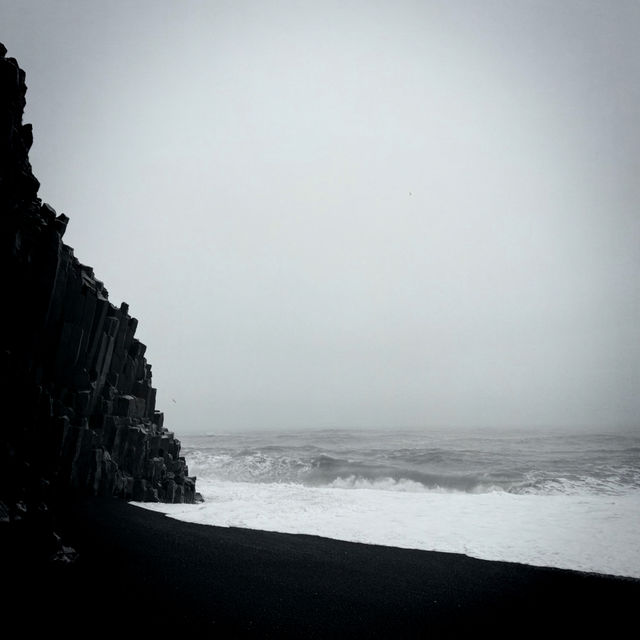 🇮🇸迷霧中的黑沙灘：冰島的神秘魅力之旅