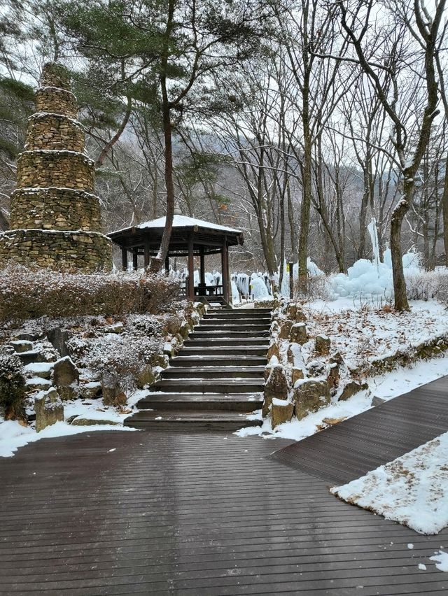 이국적 돌탑과 빙벽이 아름다운 겨울여행지