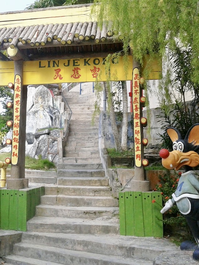 Serenity by the Sea: My Tranquil Escape to Lin Je Kong Temple and Pantai Pasir Giam