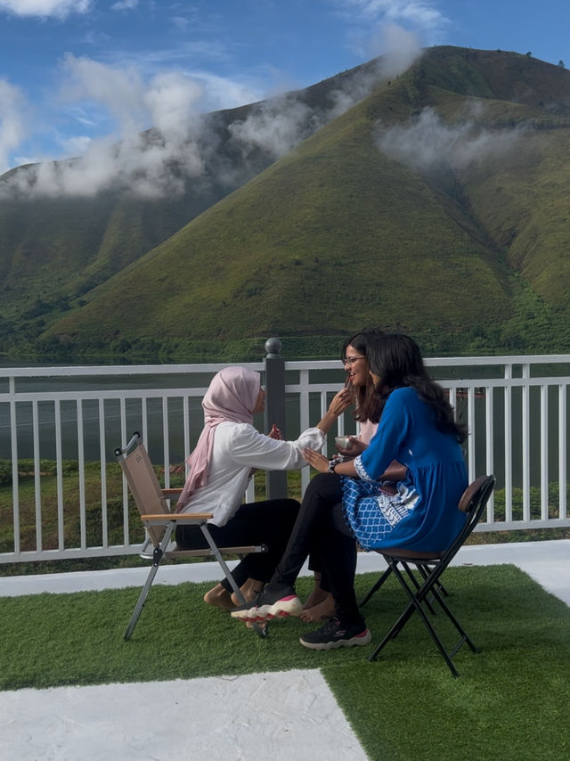 Mountain Views and Good Vibes: Chit-Chatting with Friends