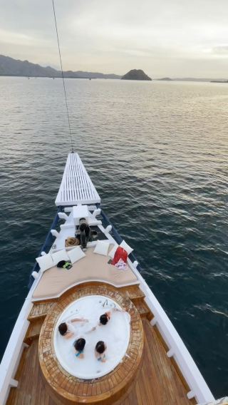 Jacuzzi on BOAT! 
