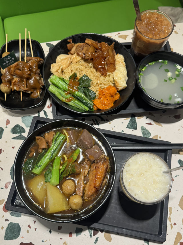 遊客遊港必到特色車仔麵·永年士多