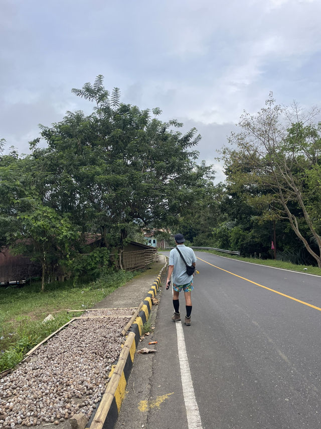 A Walk Around Moni: The Charming Gateway to Kelimutu 🚶‍♂️🌿 