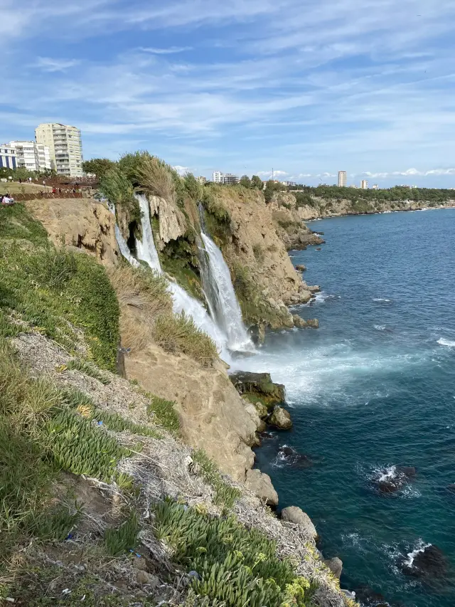 Waterfall that you don’t need to hike to see