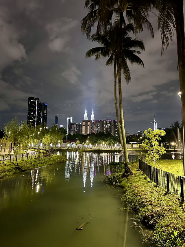 “Taman Tasik Titiwangsa at Night: A Tranquil Oasis Beneath the City Lights”