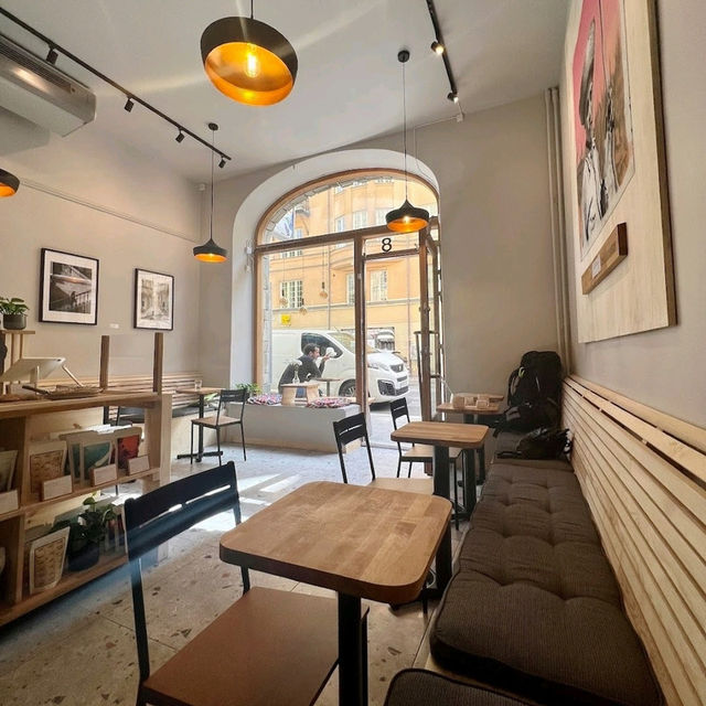 Nice cafe with central location