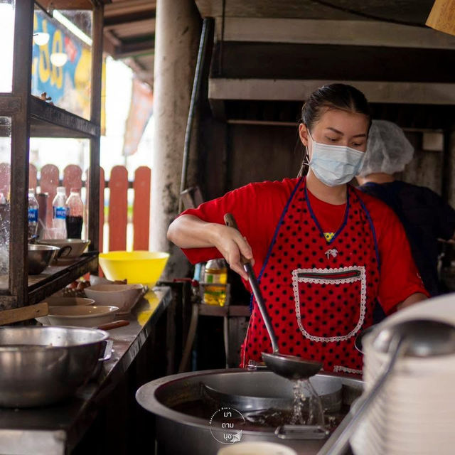 ร้านอาหารตามสั่งข้างทาง แต่รสชาติระดับภัตตาคาร