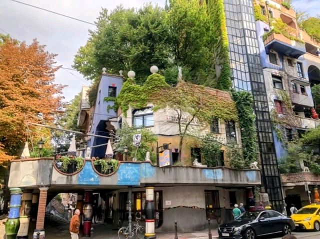 白水公寓 Hundertwasserhaus，童話世界般的藝術建築