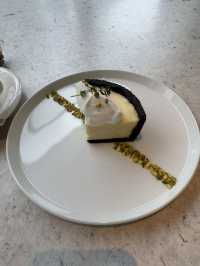 美術館のような外観が話題のカフェ