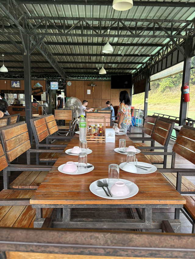 นอนแพ ภูผาวารี เขื่อนเชี่ยวหลาน สุราษฎร์ธานี