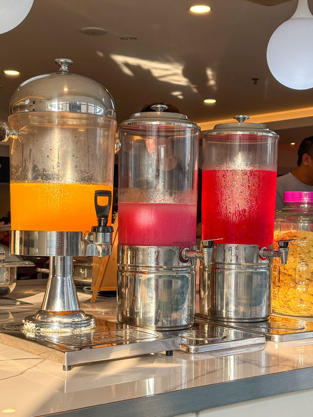 Days Hotel & Suites by Wyndham, 5-mins Walk Away from LRT & MRT Stations