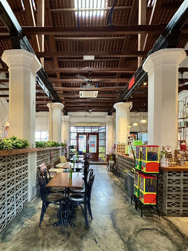 Heesan — Retro Café Charm Along Jonker Street, Melaka