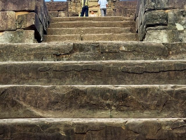 光が描く神殿画──バコン寺院、窓のフレーム越しに現れる奇跡