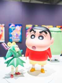 好調皮嘅《蠟筆小新》嚟咗香港啦！ 超過1萬呎，全港首個《蠟筆小新》大型互動展覽  陪伴大家成長嘅《蠟筆小新》今日登陸香港啦！ 《蠟筆小新：玩轉時空大冒險互動體驗展》 展覽設 5大主題專區共9大展區，當