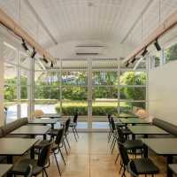 F.l.X Neilson Hays คาเฟ่ที่ผสมรวมกับสมุด