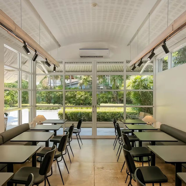 F.l.X Neilson Hays คาเฟ่ที่ผสมรวมกับสมุด