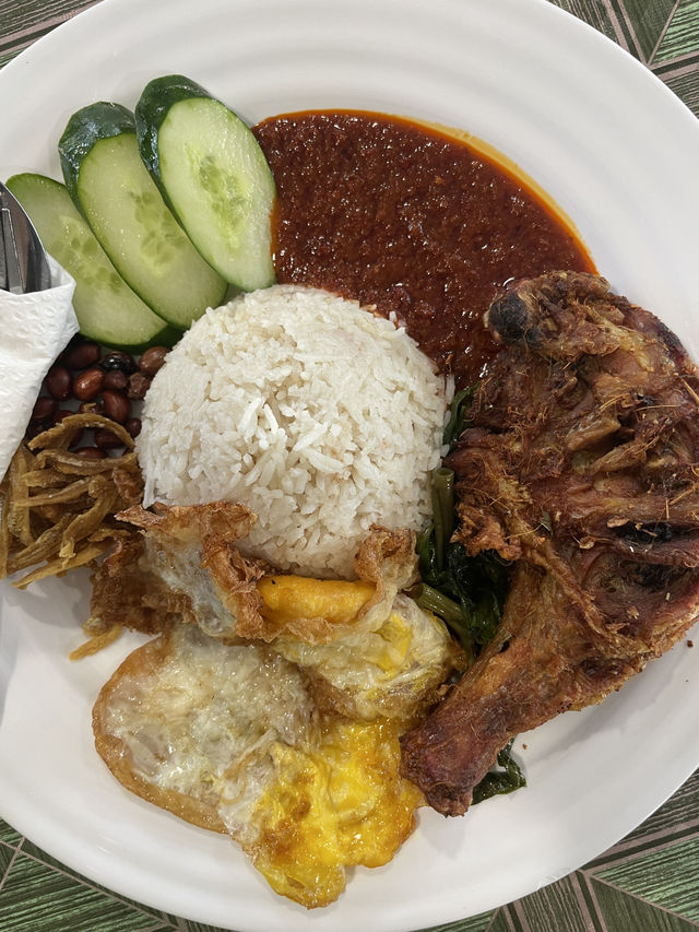 Warning: extreme cravings ahead! This Nasi Lemak Sepeha from Pasar Segar DSH hits all the right spot