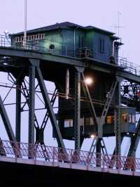 포틀랜드의 웰러밋강을 가로지르는 멋진 철교, Hawthorne Bridge!