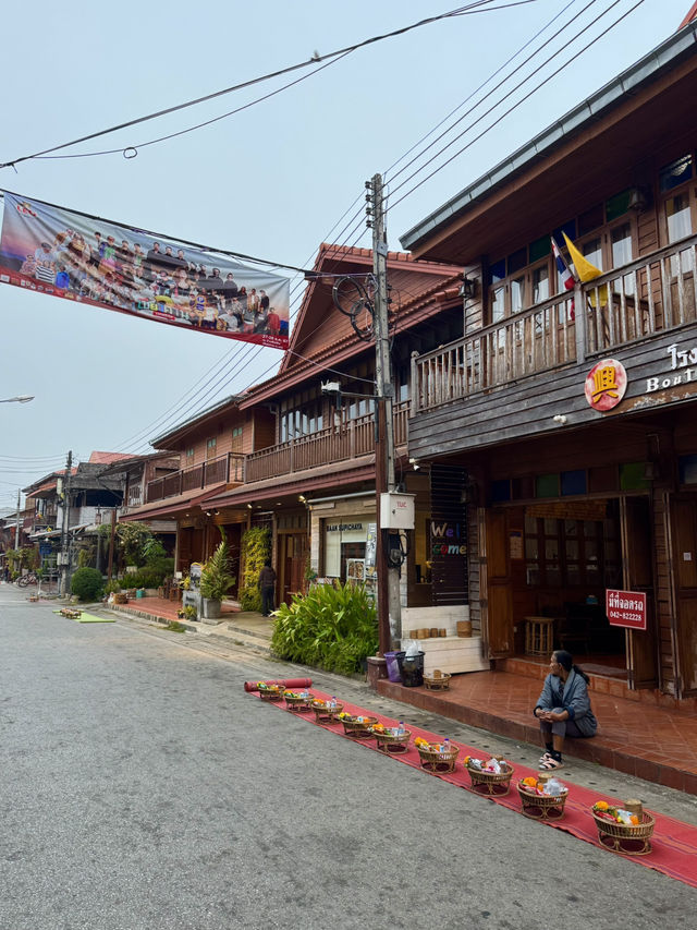 ตักบาตรข้าวเหนียว ณ เชียงคาน 🧡🏠✨