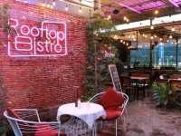 บนชั้นดาดฟ้า Rooftop Bistro บ้านฉาง