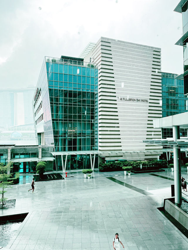 Majestic Sights in the Rain: An Afternoon Stroll by the Fullerton Bay Hotel 