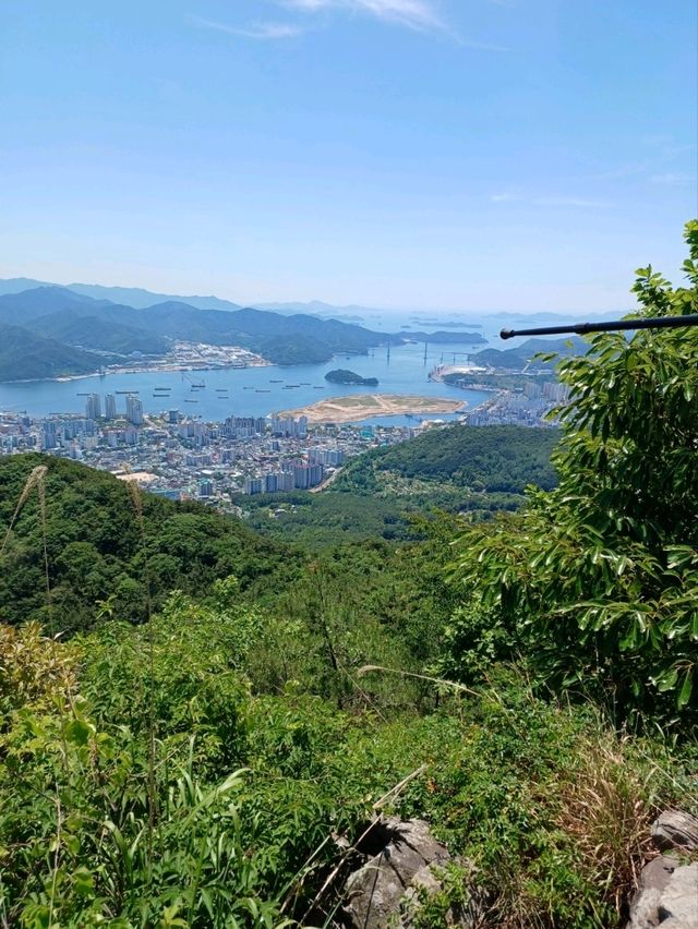 마산 무학산 정상, 도심 속 힐링 산책로