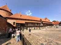 【Trakai｜湖に浮かぶおとぎ話の世界🏰】  ビルニュスから日帰りで行ける人気スポット「トラカイ」に行ってきました！