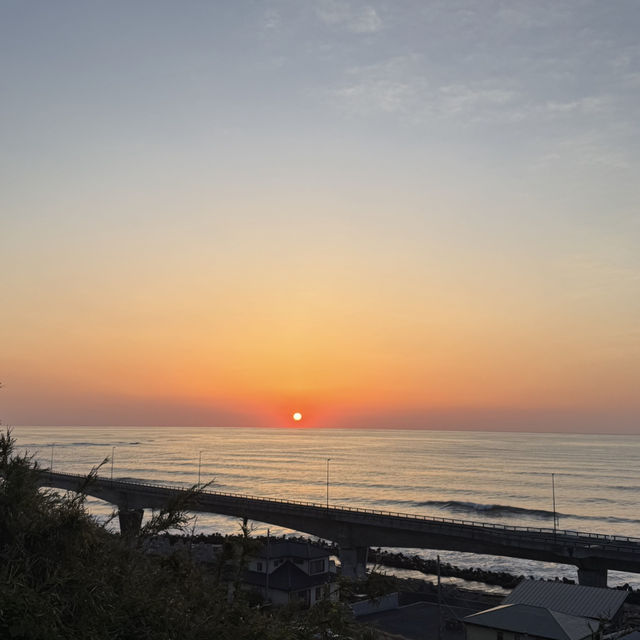 綺麗すぎる駅にある朝日が絶景