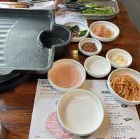 濟州烤肉控天堂🍖！돔베豚🐷讓你一口愛上黑豬肉的濃郁原味