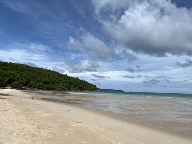 🌴✨ 　ガラスのように輝く白い砂浜、サイケオビーチで心もリフレッシュ。