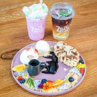 คาเฟ่สัตหีบ ท่ามกลางสวนในซอยลึก บรรยากาศร่มรื่น