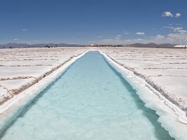 【Salinas Grandes｜地平線まで続く白の世界、自然がくれた特別なステージ】