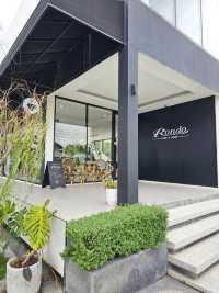 🌿 静かな運河沿いで、夕方の風とコーヒーを満喫—Rondo Cafe x Shopでリラックス