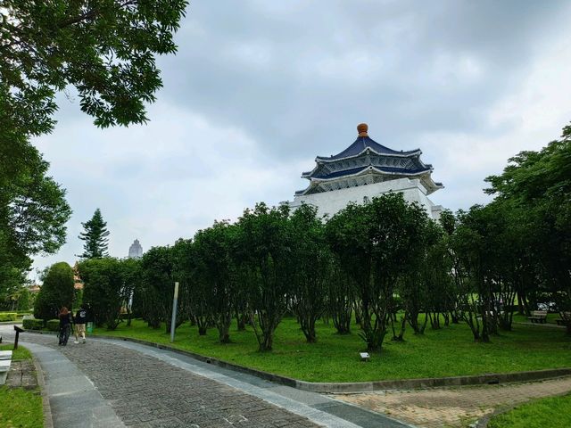 自由的足跡，歷史的回聲，自由廣場之行。