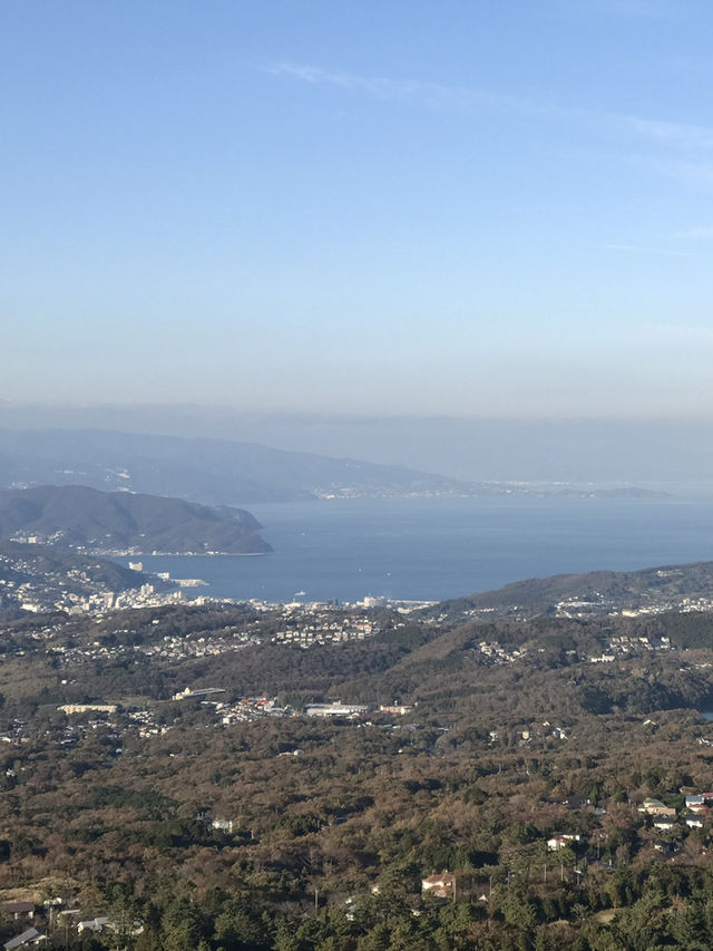 【静岡県　伊東市　富士山を望む大室山リフトとお鉢周り】