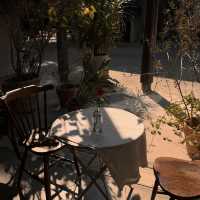 Little Tree Grocery ซ่อนตัวอยู่ใน “เรือนศิลปิน” 
