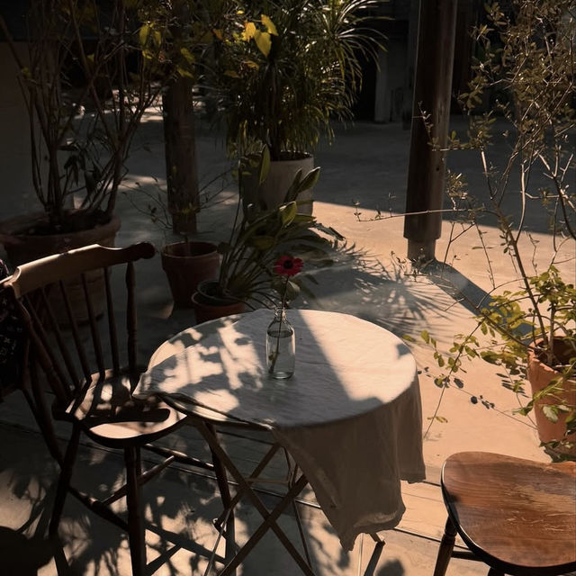 Little Tree Grocery ซ่อนตัวอยู่ใน “เรือนศิลปิน” 