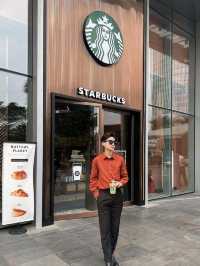 Starbucks Lotte Liễu Giai offers a familiar