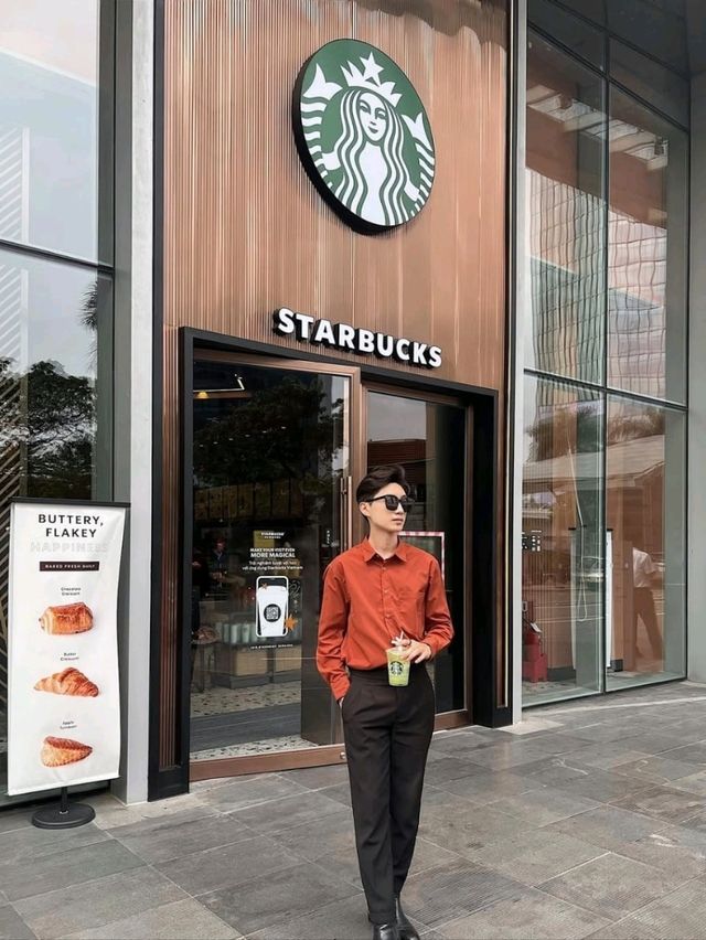 Starbucks Lotte Liễu Giai offers a familiar