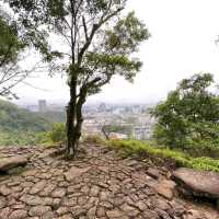 Urban Views and Unique Rock Formations at Jinmian Mountain and Scissors Rock