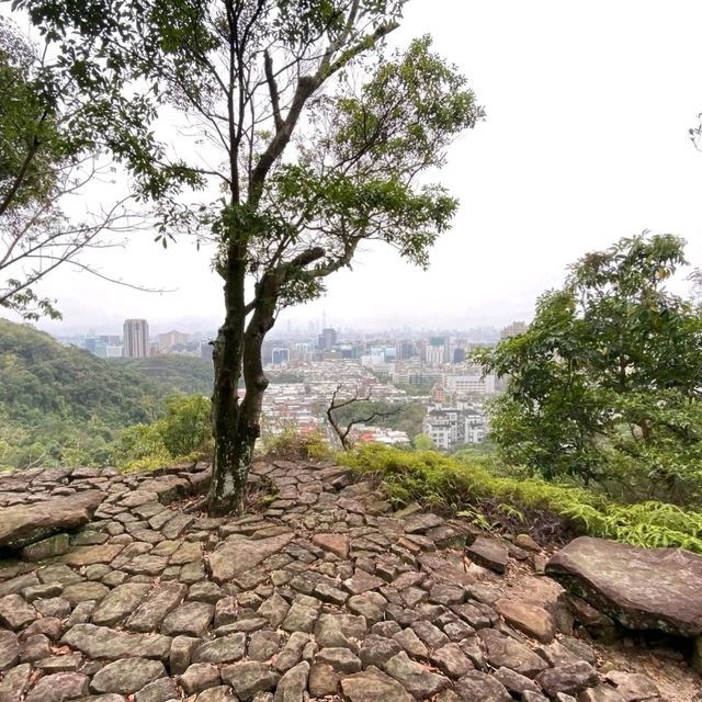 Urban Views and Unique Rock Formations at Jinmian Mountain and Scissors Rock