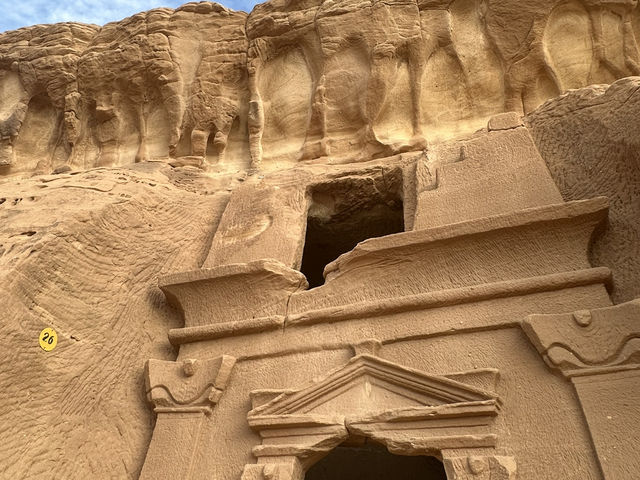 🏜️ 寂靜沙海中的千年石墓｜AlUla 的納巴泰遺跡群