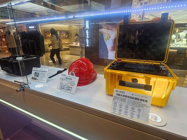 展板前探索創意世界，青少年創科實踐挑戰賽作品展