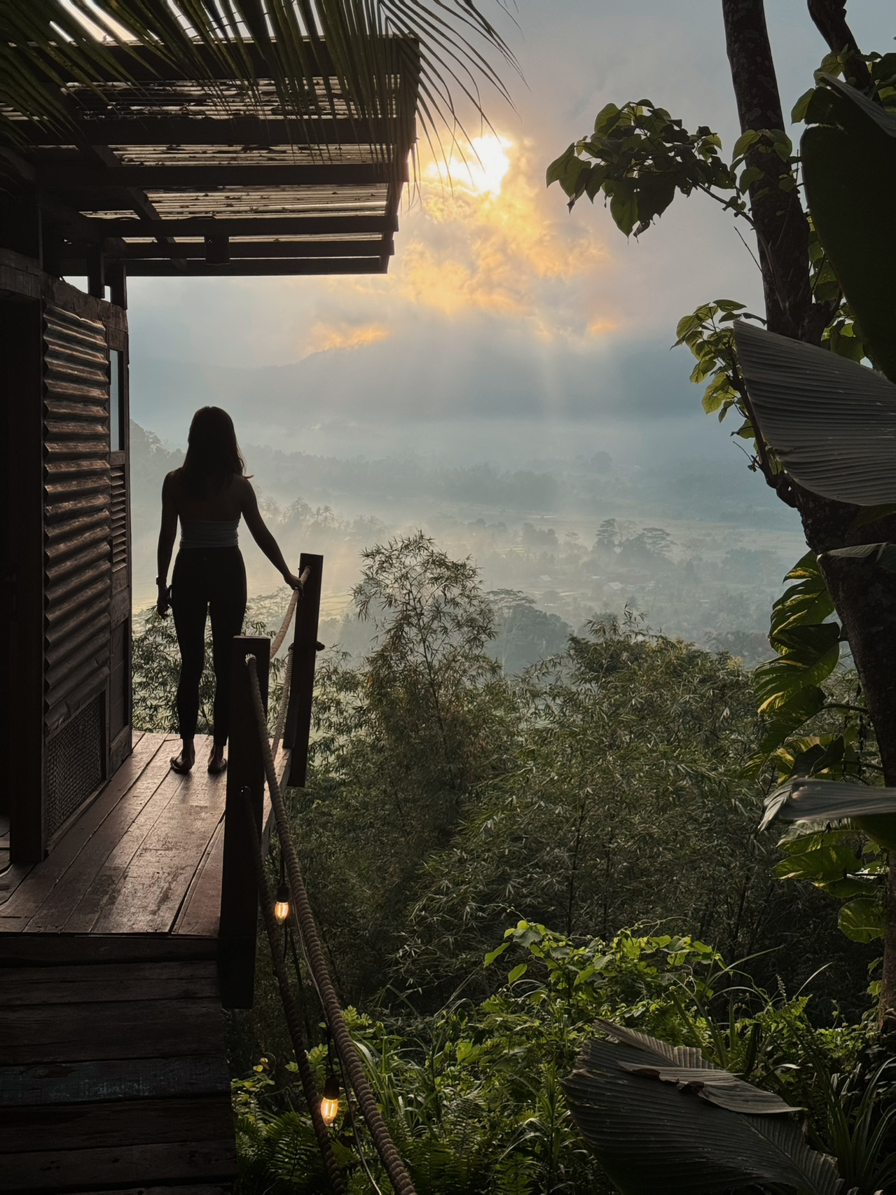 Kali ini di Bali, kami memilih untuk menginap di Airbnb BirdHills Bamboo House, yang terletak jauh di pedesaan Sidemen, Bali Timur.

🐾Tempat ini sangat alami, dengan ekologi yang terjaga baik dan tanda-tanda pembangunan yang minimal. Pengelola mengelola 7 rumah bambu di dalam hutan, dan ini adalah salah satunya.

🪵Di sini, kami memiliki 2 rumah: 1 rumah pohon🪾 dan 1 rumah bambu🎋. Rumah bambu sepenuhnya dibangun dari bambu, sedangkan rumah pohon dibangun dengan papan kayu, dengan struktur yang melewati dua pohon besar. Kedua rumah ini dihubungkan oleh dapur dan area makan luar ruangan serta jembatan gantung yang menghubungkan kedua ruang tersebut. Setiap rumah juga memiliki kamar mandi dan toilet luar ruangan sendiri.
🐜Jadi, seluruh tempat ini dapat menampung 4 orang. Jika Anda bepergian bersama teman, sangat disarankan, terutama karena Anda bisa memasak, membuat rumah ini terasa hidup.

Banyak orang mungkin khawatir tentang serangga dan nyamuk, tetapi dengan kelambu, tidak perlu terlalu khawatir. Di ruang luar, fitur khas Bali seperti semut dan tokek adalah hal biasa, tetapi mereka aman bagi kita.

Akhirnya, pengelola membuatkan kami kopi gaya Bali untuk sarapan—jangan sampai terlewatkan!!

💰Referensi harga: HKD $2000/malam
🛖Nama rumah: Treehouse Bamboo Sidemen dengan sarapan