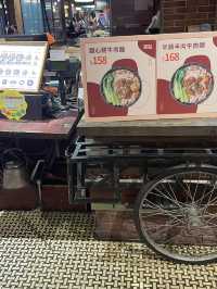 標題:搭上時光電車:在台中市政中心百貨裡,遇見韌性且充滿人情味的 1950 臺灣!