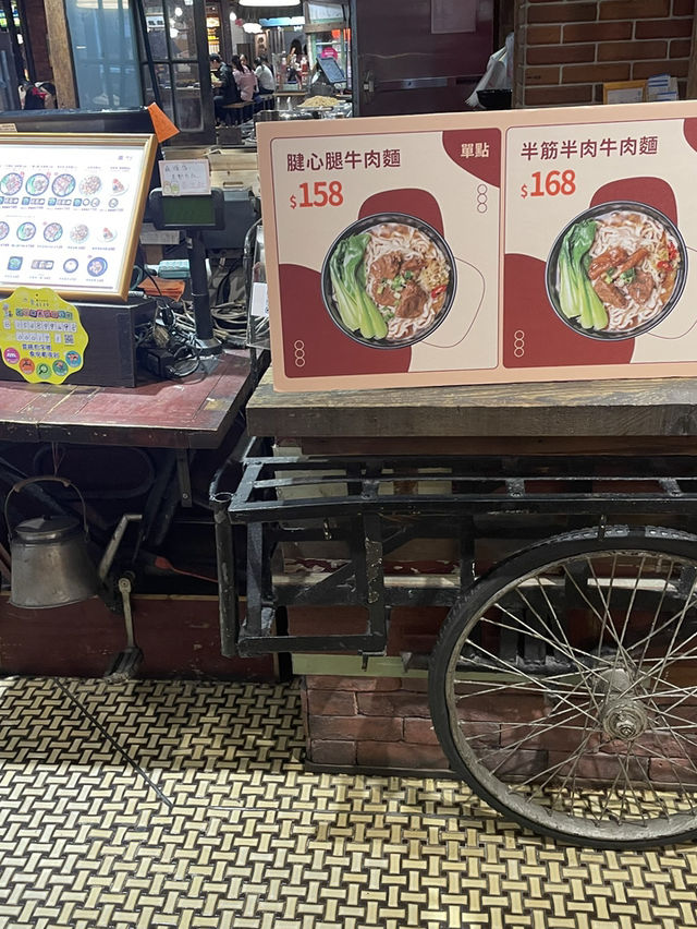 標題:搭上時光電車:在台中市政中心百貨裡,遇見韌性且充滿人情味的 1950 臺灣! 標題:搭上時光電車:在台中市政中心百貨裡,遇見韌性且充滿人情味的 1950 臺灣!