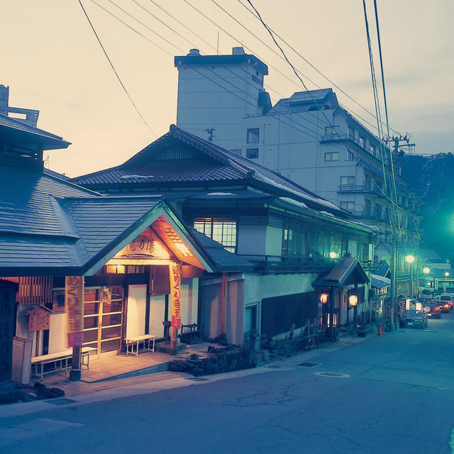 A Palette of Fire and Stone: My Solo Hike Through Naruko Gorge, Miyagi