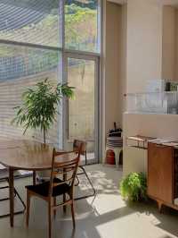 넓은 통창으로 자연광이 가득 들어오는 봉선동 카페