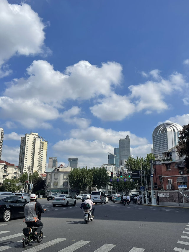 夜晚建築燈海下的人文風景🌃 夜晚建築燈海下的人文風景🌃