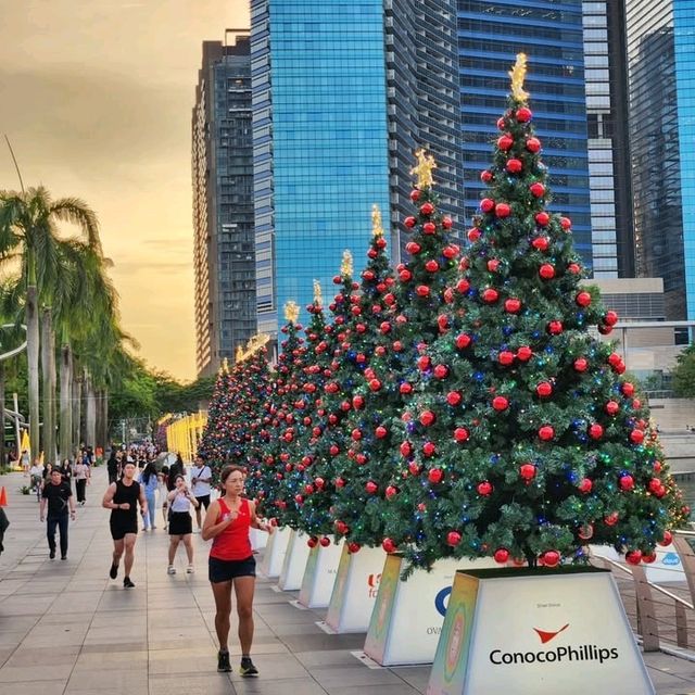 Strolling along here at night felt like walking into a postcard! The skyline lit up, the reflections on the water, and the cool breeze made it such a dreamy spot. Strolling along here at night felt like walking into a postcard! The skyline lit up, the reflections on the water, and the cool breeze made it such a dreamy spot.